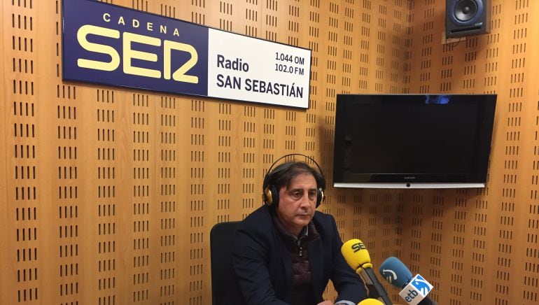 Loren, sentado en los estudios de la Cadena SER en San Sebastián