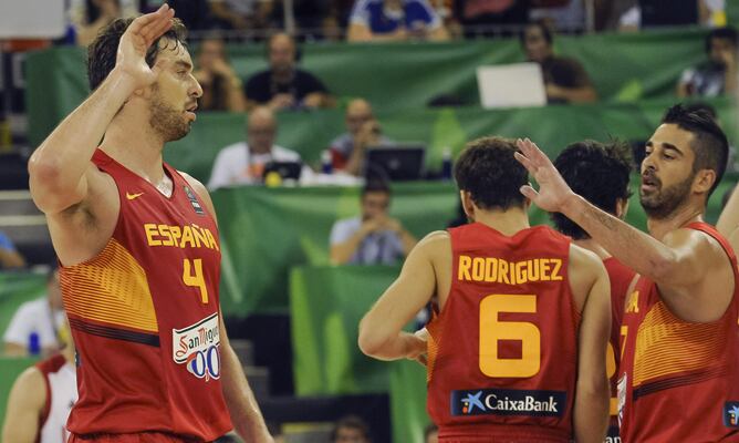 Pau Gasol se saluda con Navarro durante la victoria de España ante Irán.