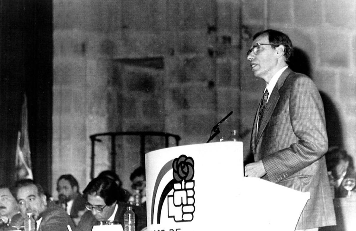 Caceres, 12-1-1991.- El exvicepresidente del Gobierno, Alfonso Guerra, anuncia en la clausura del V Congreso Regional del PSOE en Extremadura, que deja sus tareas de gobierno para dedicarse íntegramente a sus responsabilidades en la dirección del Partido 