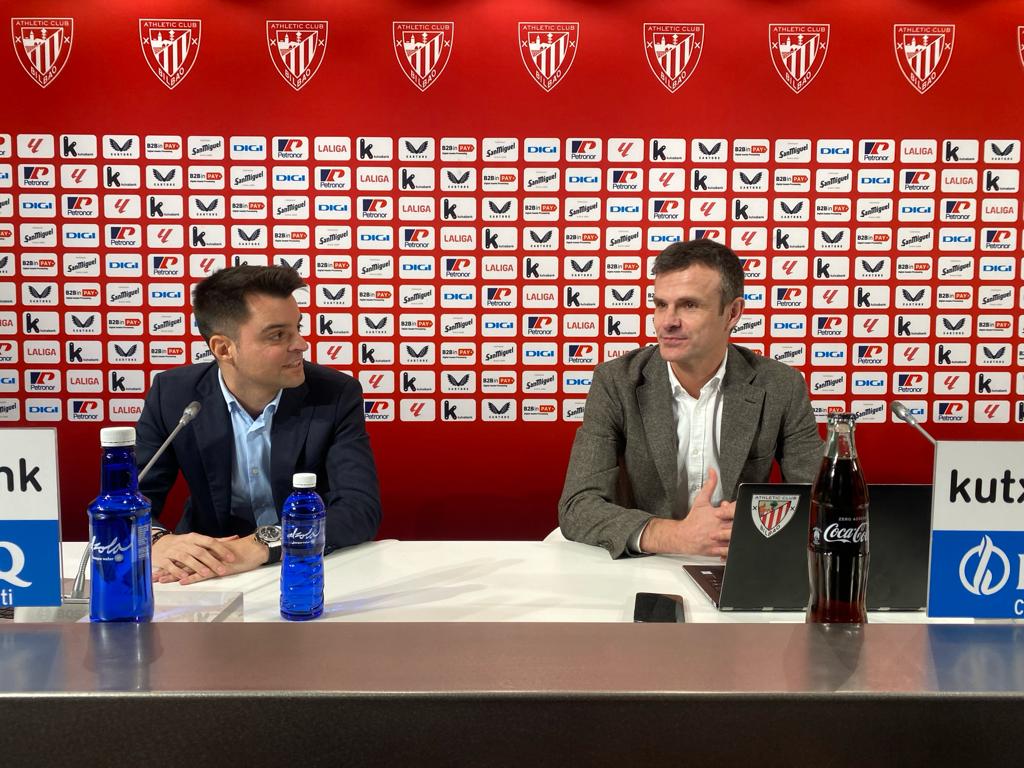 El director de fútbol del Athletic, Mikel González, y el presidente, Jon Uriarte, en la sala de prensa de San Mamés