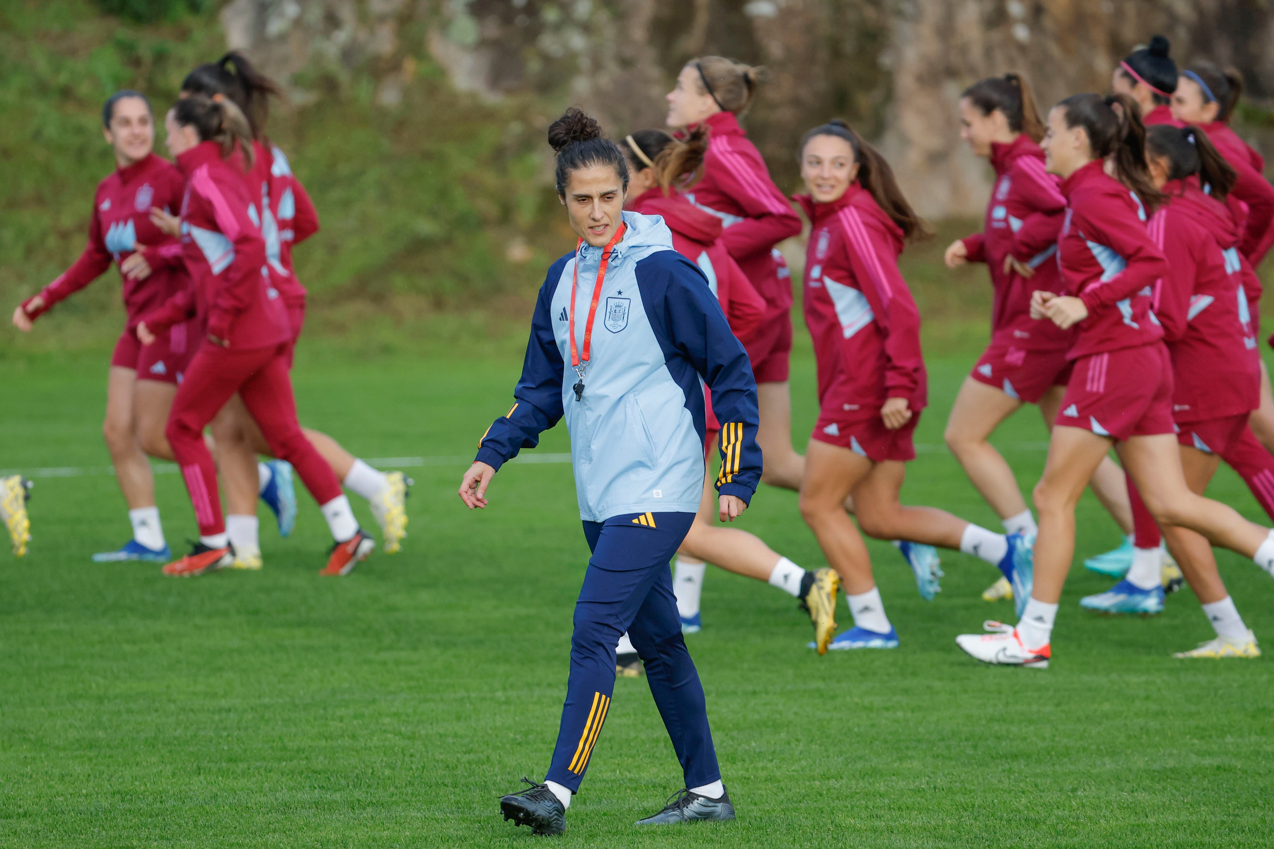 La entrenadora de la selección española de fútbol, Montse Tomé, dirige un entrenamiento este jueves, en el campo de Bordáns en Cambados