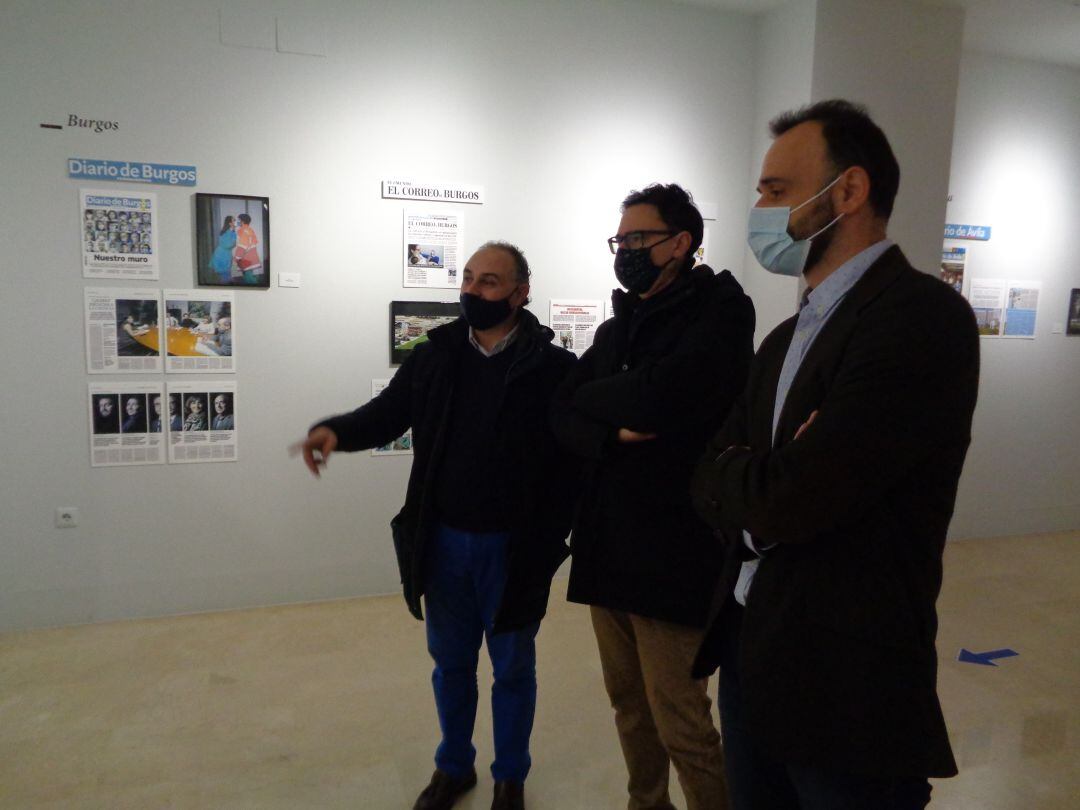 Pedro Lechuga (en primer término), Luis González y Emilio Berzosa, concejal de Cultura, recorren la exposición