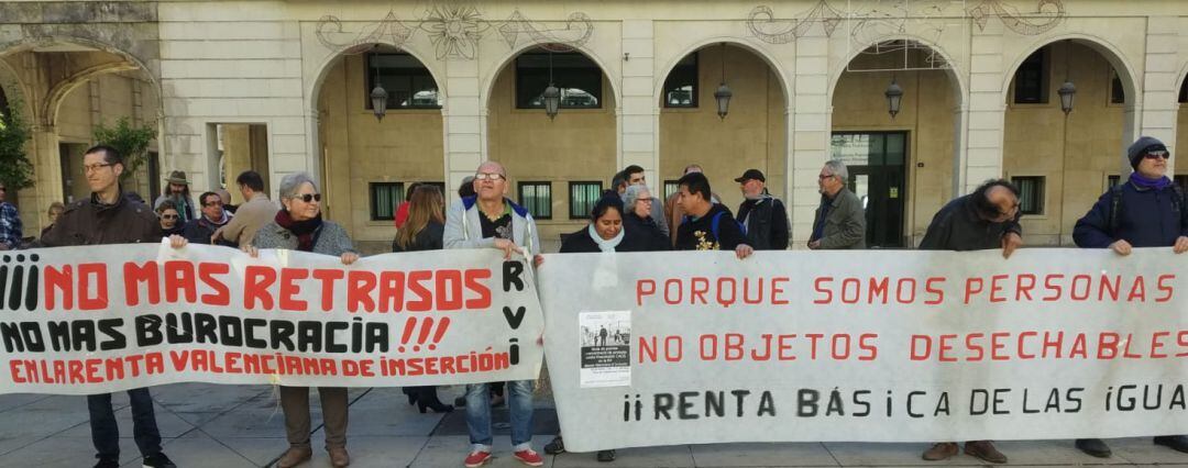 Afectados por la RVI protestan ante el Ayuntamiento de Alicante