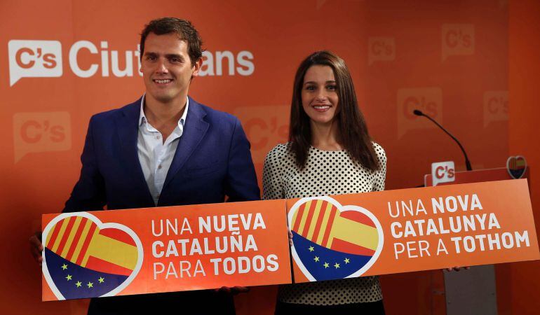 El presidente de Ciudadanos, Albert Rivera, y la candidata de esta formación a la presidencia de la Generalitat, Inés Arrimadas, durante la presentación hoy en Barcelona del lema de la campaña.