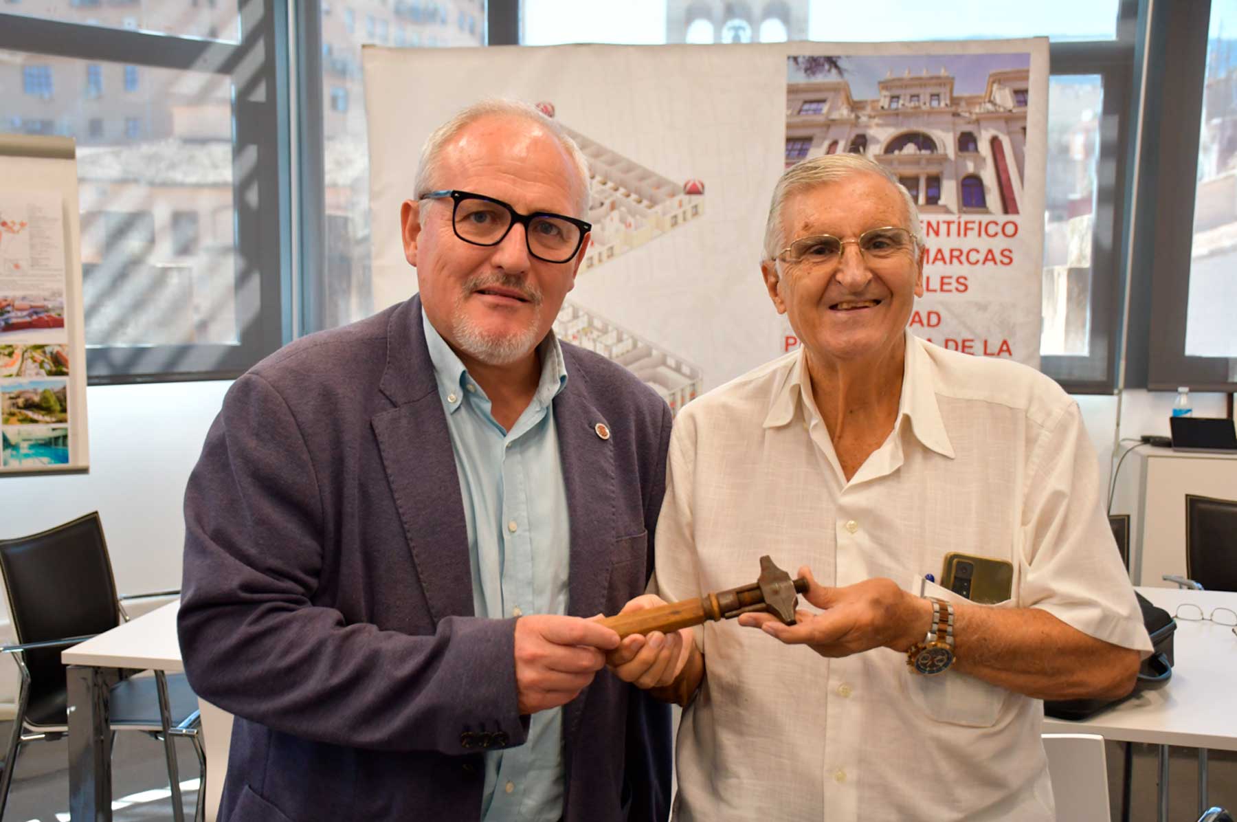 Enrique Rodes entrega a Pau Bernabeu la llave inglesa de 1820