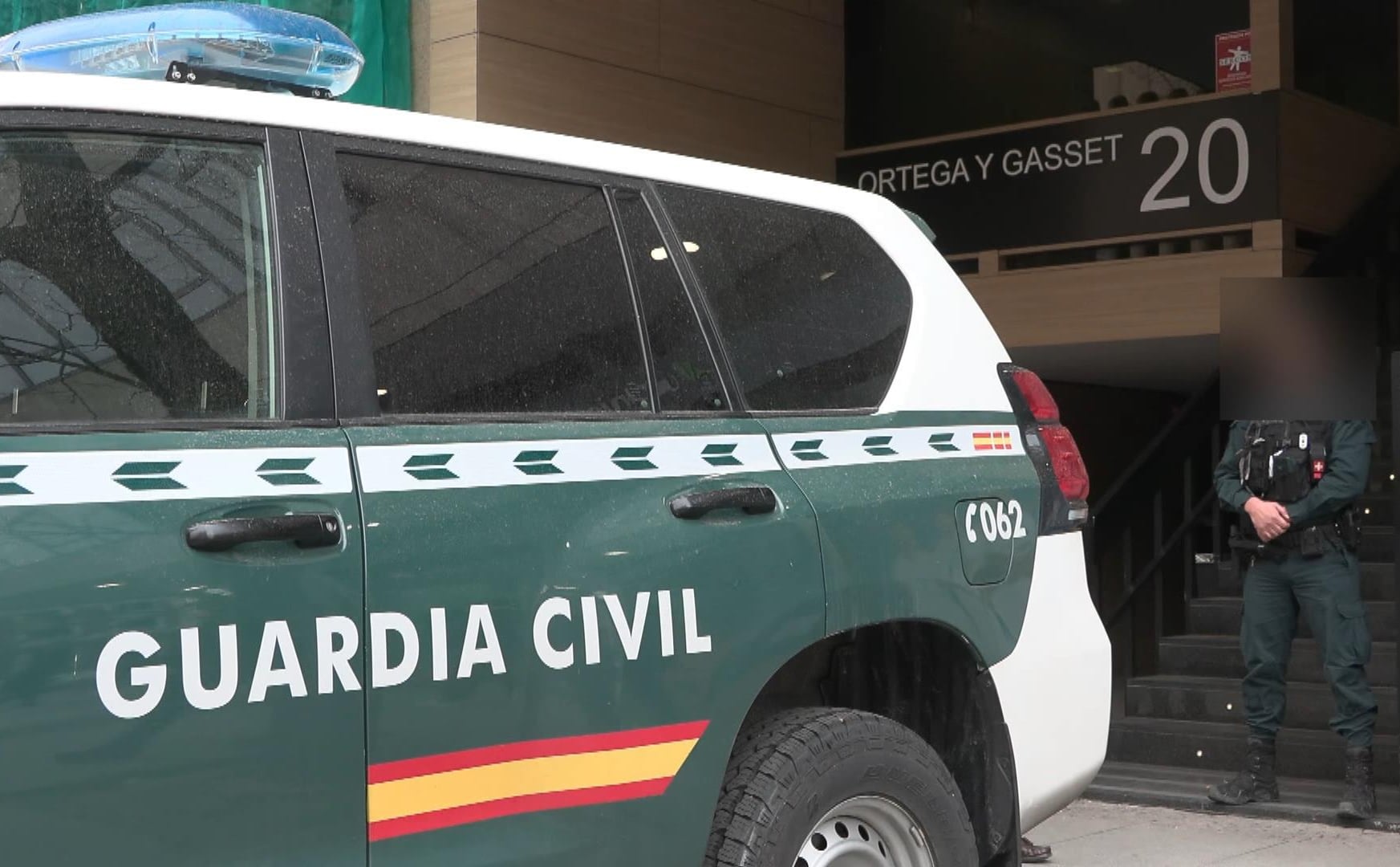 Un miembro de la Guardia Civil monta guardia durante el registro de la sede de Forestalia en Madrid. El propietario de Forestalia, Fernando Samper, y Eugenio Domínguez, ex alto cargo del Ministerio de Transición Ecológica, figuran entre los seis detenidos en el marco de la Operación Peserte