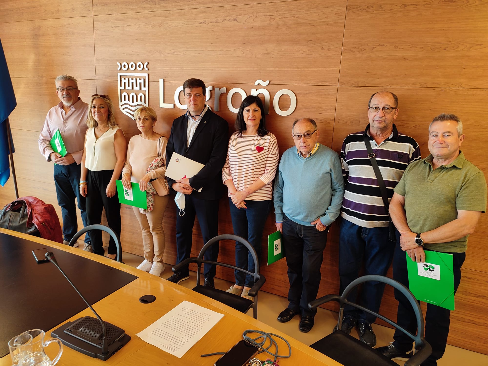 La presidenta de la Federación de Asociaciones Vecinales de La Rioja, María Ángeles Matute, el concejal de Participación Ciudadana, Kilian Cruz-Dunne, y la concejala presidenta de las Juntas de Distrito, Eva Loza, junto a representantes de la  Federación de Asociaciones Vecinales de La Rioja.