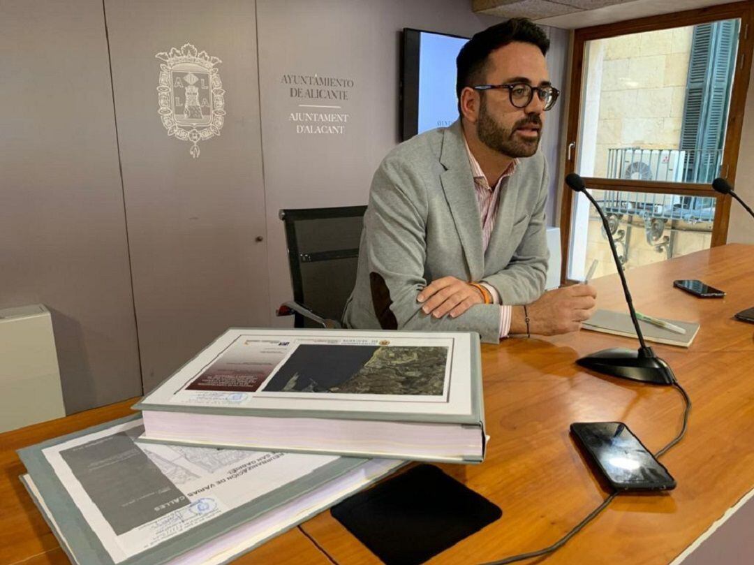 Imagen de archivo del concejal Adrián Santos en una rueda de prensa