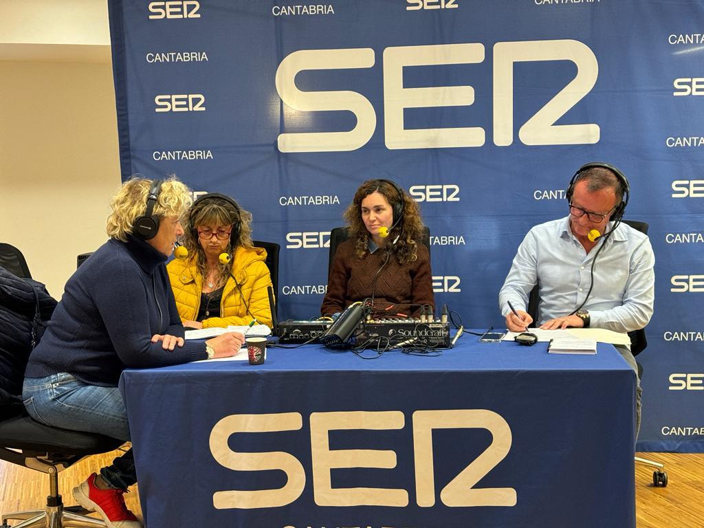 Tinuca Revolvo, Lina Quintana y los periodistas de la Cadena SER, María Gutiérrez y Santiago Redondo.