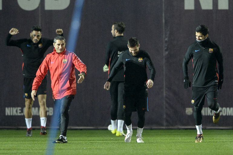 Valverde bromea con Messi y Suárez en un entrenamiento