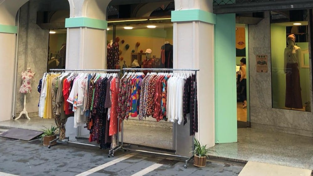 Un comercio pamplonés con su género en la calle