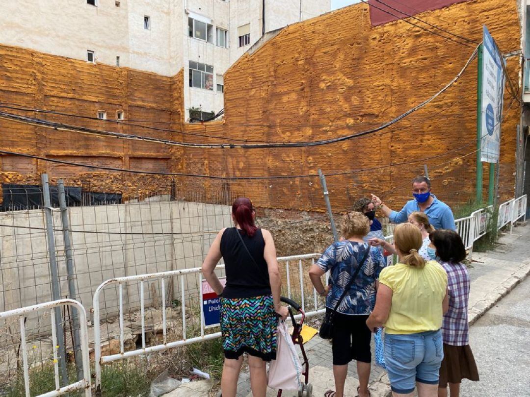 Pablo Ruz con los vecinos de la calle Felip Pedrell