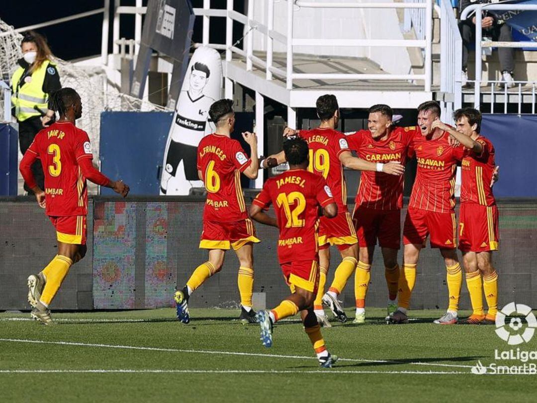 Los jugadores del Real Zaragoza celebran un gol en La Rosaleda