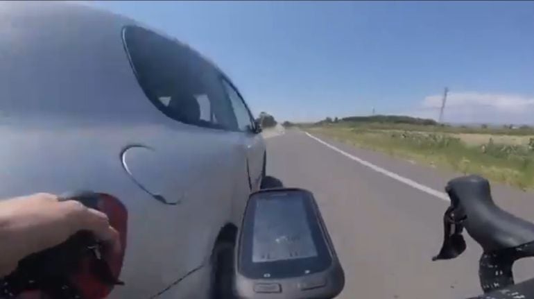 El coche casi arrolla al ciclista.