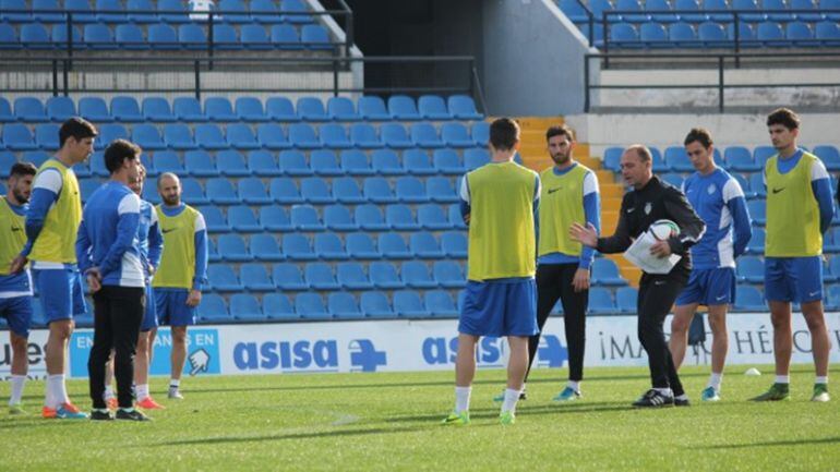 El entrenador del Hércules CF, Vicente Mir, dando instrucciones a sus jugadores