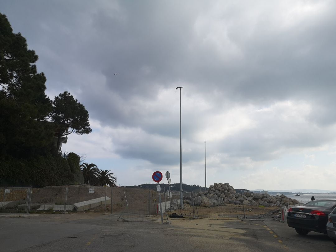 Material de obra en la playa Peligros.