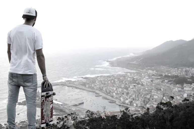 Skater en la cima del Monte Trega