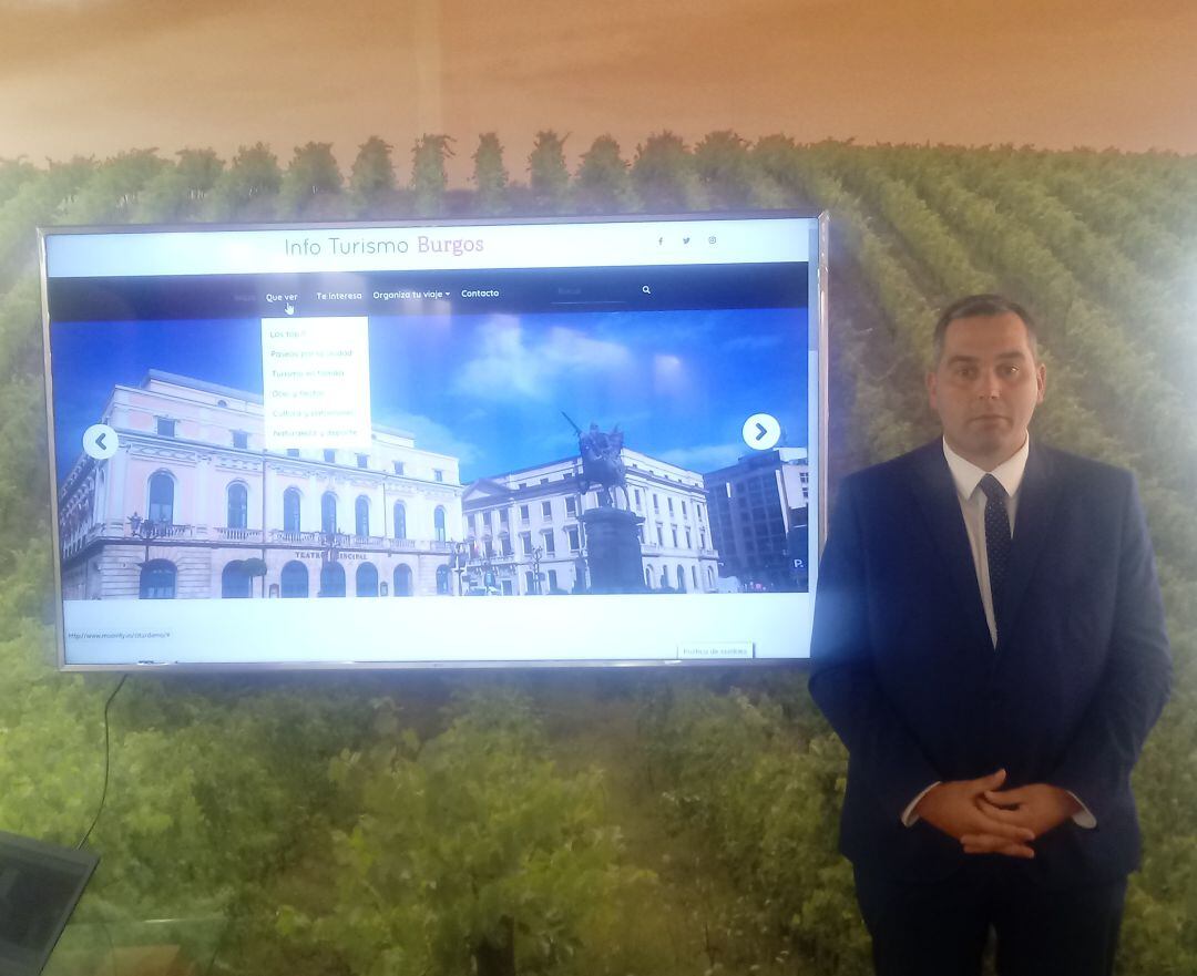 El concejal de Turismo, Levi Moreno, en la presentación de la nueva web