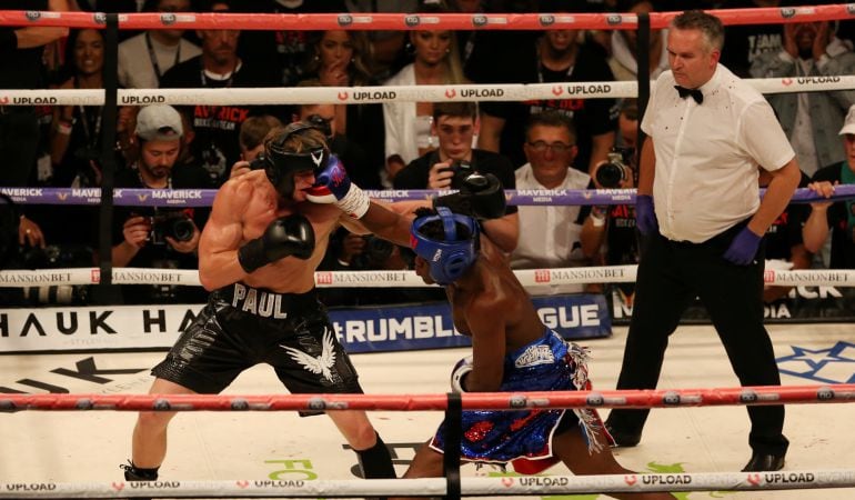 KSI contra Logan Paul, durante su combate en el Manchester Arena