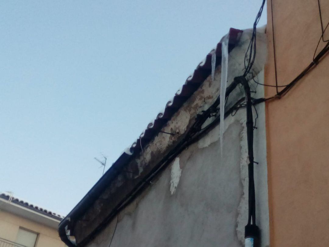 Carámbano de hielo en un edificio de la calle Doctor Jesús Galán