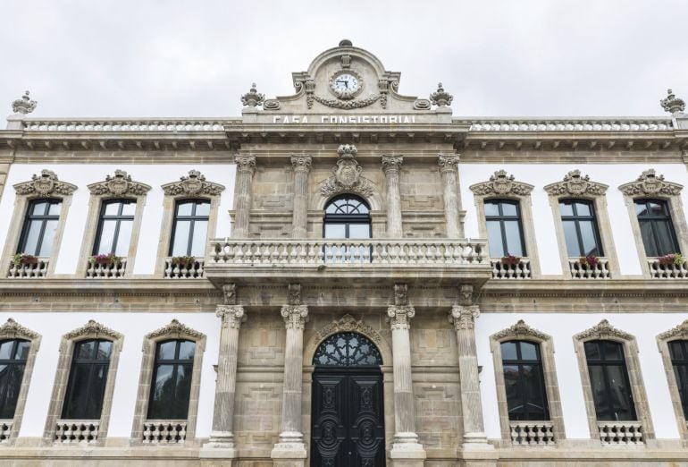 Fachada de un ayuntamiento en España.