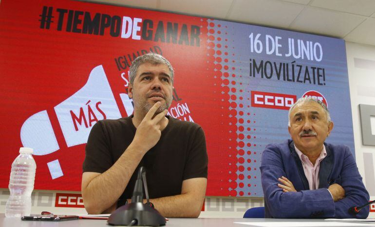 Los secretarios generales de UGT y CCOO, Pepe Álvarez (d) y Unai Sordo, durante la rueda de prensa ofrecida hoy para presentar las movilizaciones para el 16 de junio.