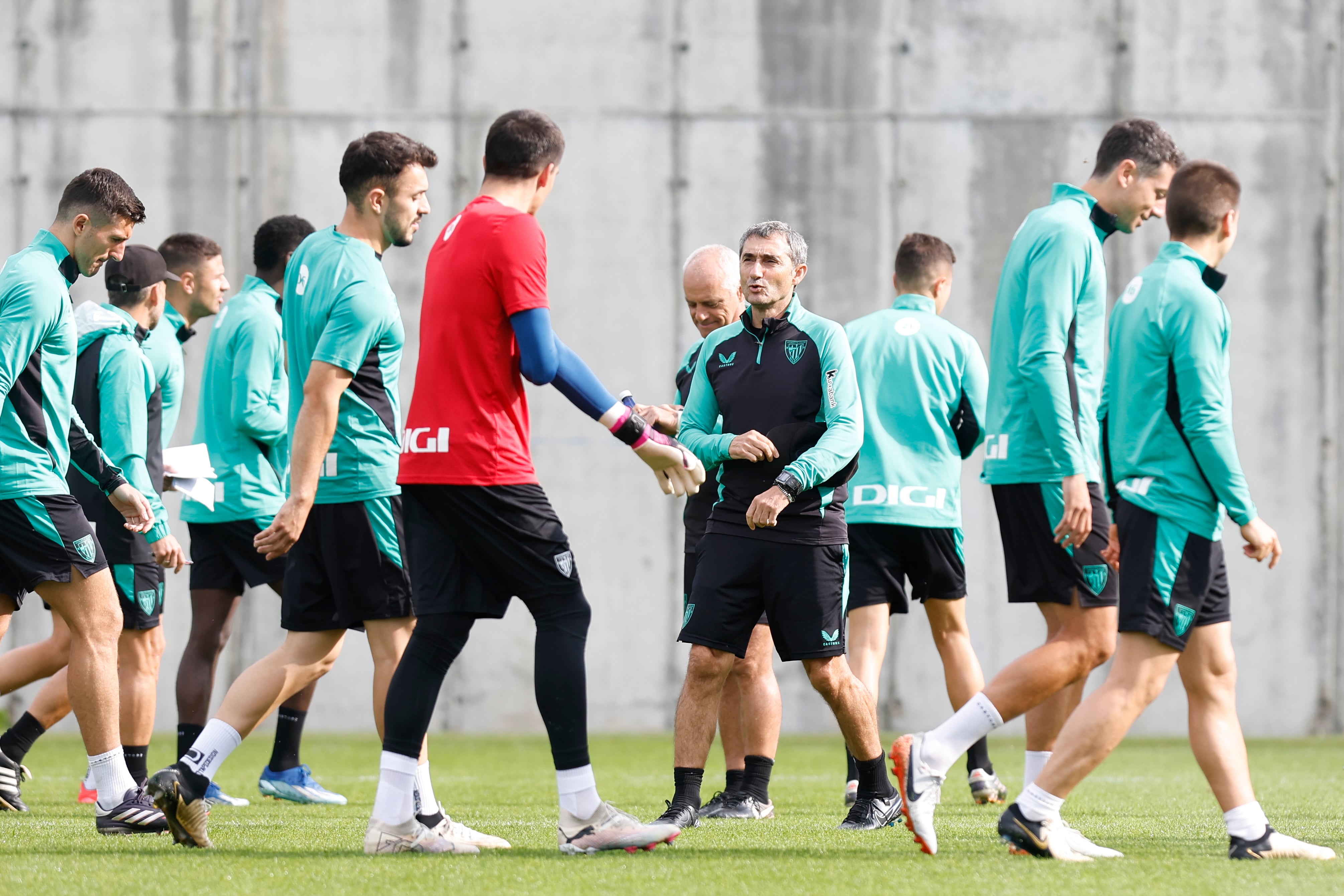 El entrenador del Athletic de Bilbao, Ernesto Valverde (c), supervisa el entrenamiento que el club rojiblanco ha celebrado este martes para preparar el encuentro contra el Leganés del próximo jueves en Butarque