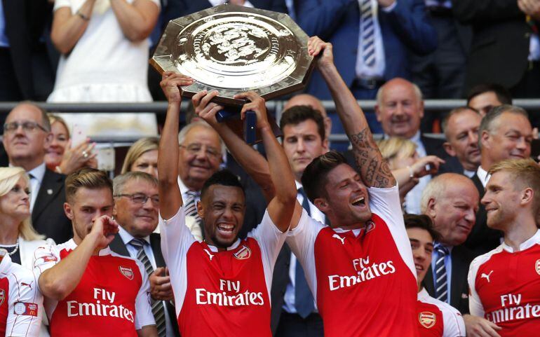 La plantilla del Arsenal celebra el título logrado ante el Chelsea en Wembley.