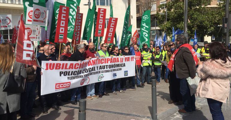 Sindicatos de Policía Local se han concentrado frente a la Subdelegación del Gobierno en Jaén.