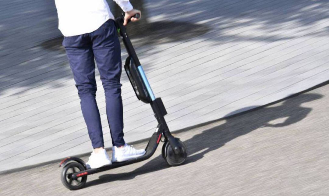 Usuario de un patinete eléctrico 