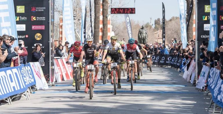 Los ciclistas llegan al final de la etapa que tuvo lugar en Andújar.