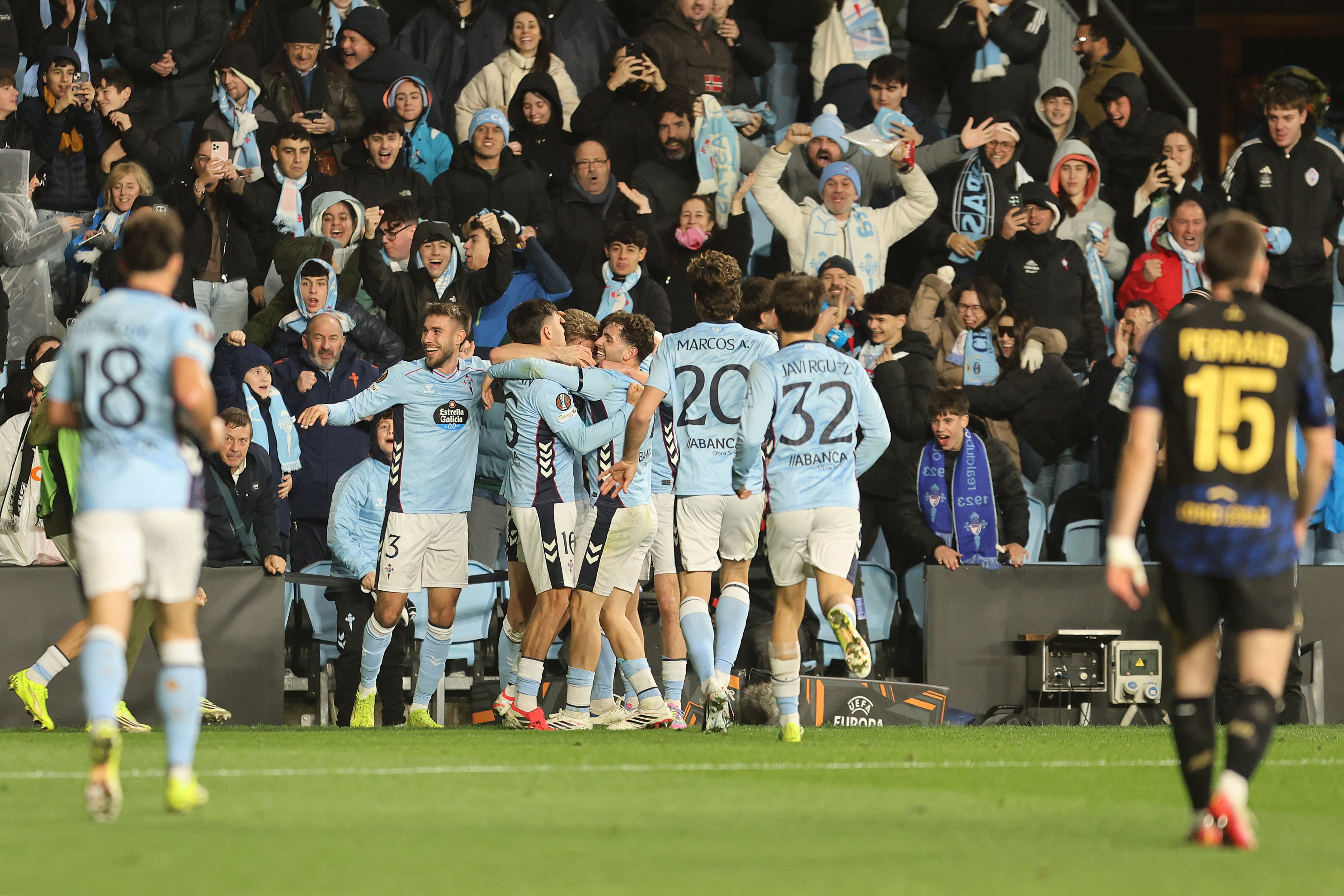 VIGO (PONTEVEDRA), 22/01/2026.- Los jugadores del Celta celebran el segundo gol del equipo ante el Lille, durante el partido de la Liga Europa que Celta de Vigo y Lille OSC disputan este jueves en el estadio de Balaídos, en Vigo. EFE/Salvador Sas