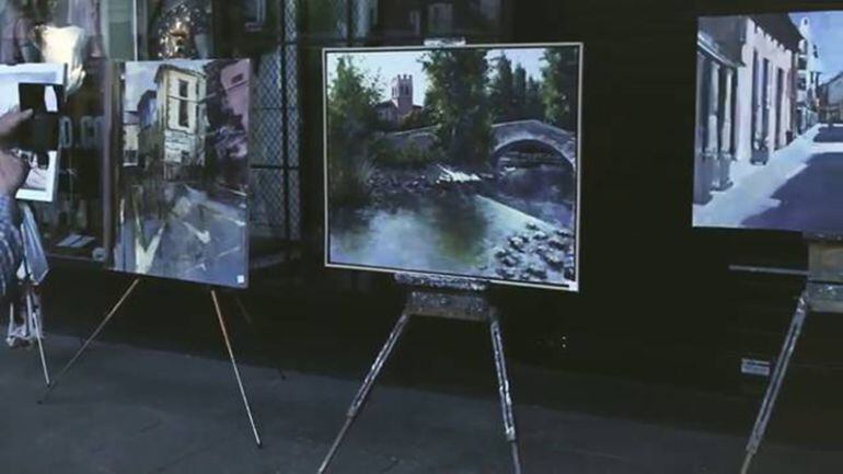 Cuadros expuestos en los soportales de la Plaza Mayor