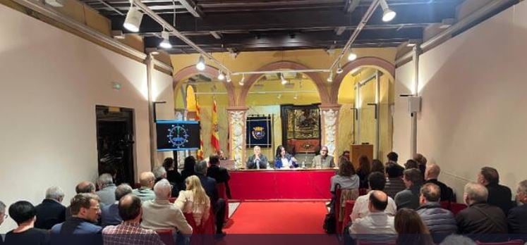 Imagen de la reunión celebrada en el Colegio Santiago de Huesca para recabar apoyos para el cercanías entre Huesca y Zaragoza