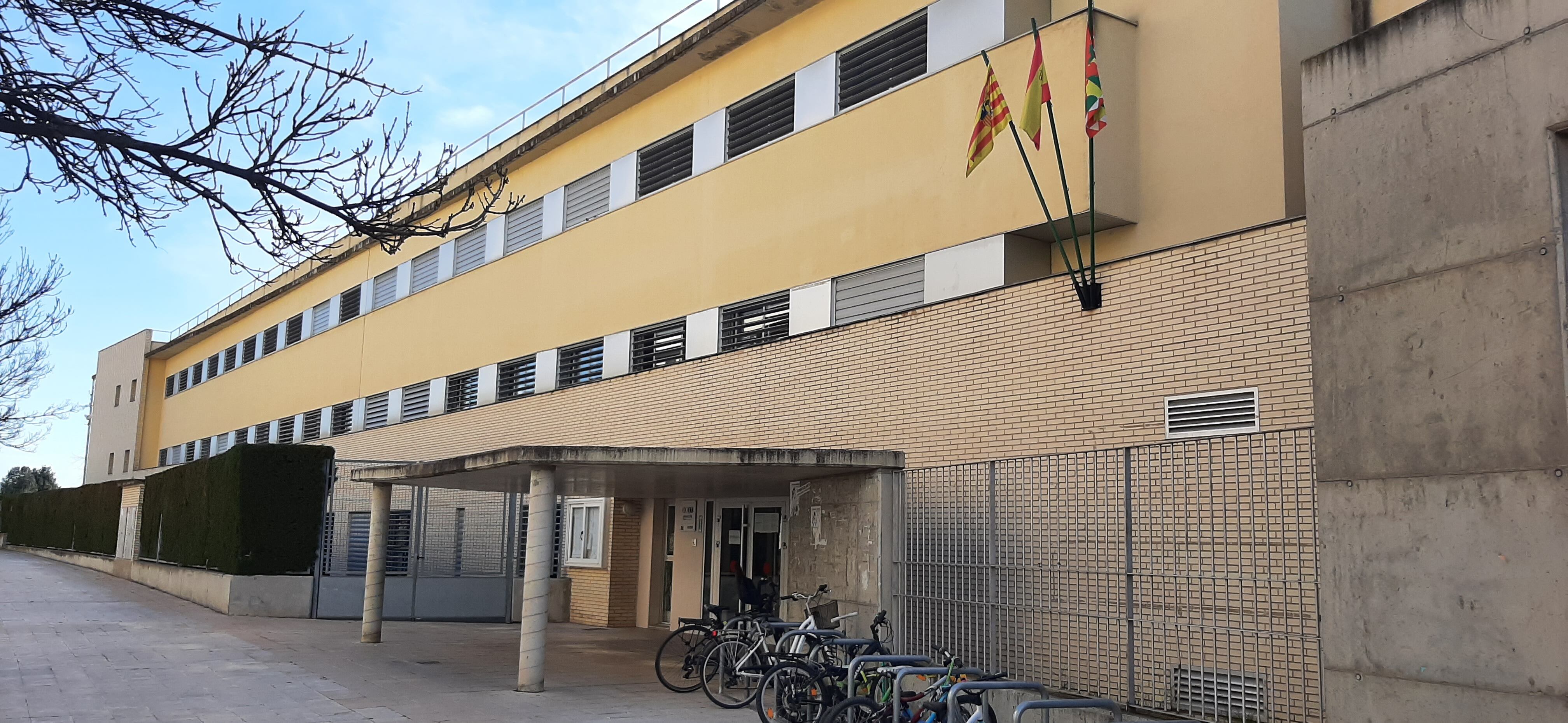 El concejal socialista Ramón Lasaosa pide a la dirección provincial que escuche a la comunidad educativa de la ciudad de Huesca. Foto del CP Pirineos Pyrenees