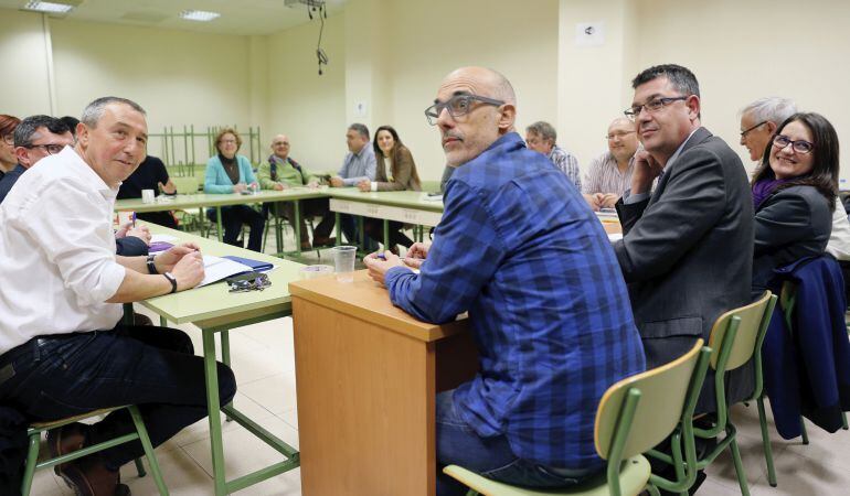 Joan Ribó (d), Mònica Oltra, Enric Morera, (3º i) y Julià Alvaro (2º i) ) , representantes de los diferentes partidos que integran la coalición Compromís, presiden una reunión para decidir el futuro de los diputados y senadores, a la que asisten los parla