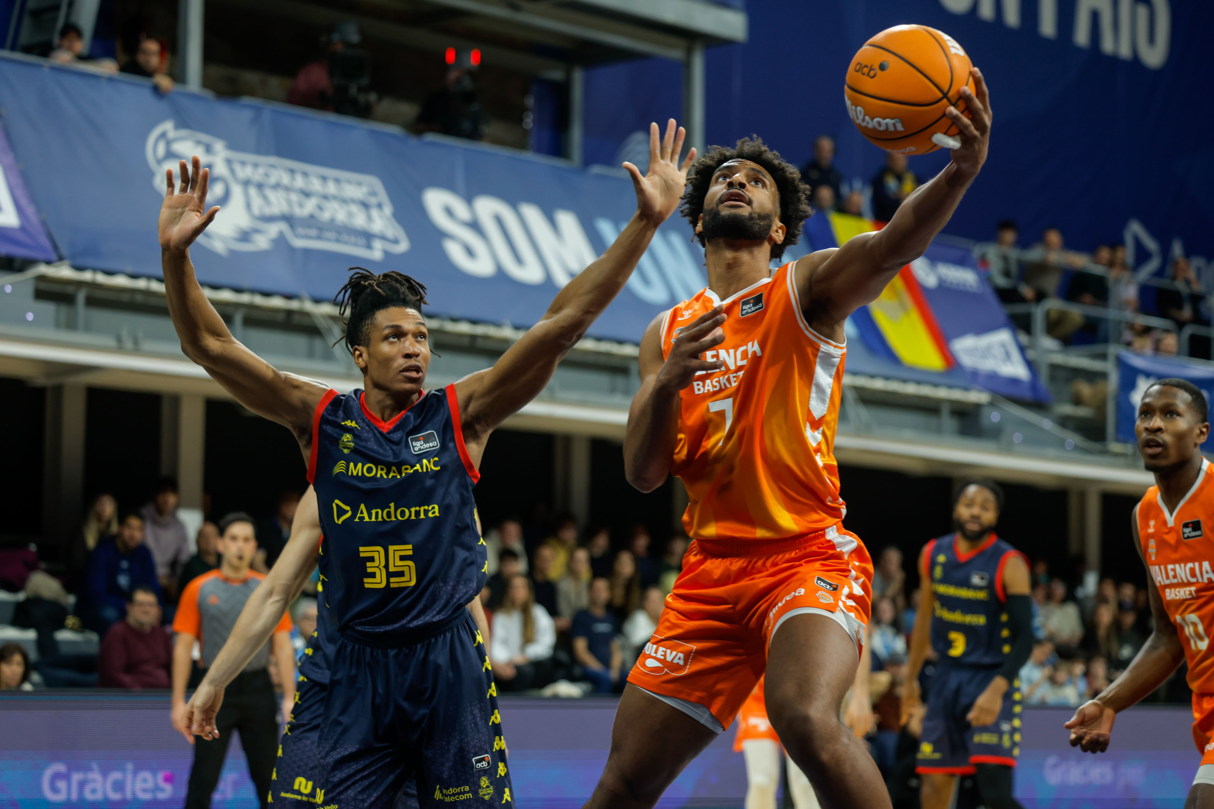 ANDORRA LA VIEJA, 15/02/2026.- Braxton Key, ala-pívot estadounidense del Valencia Basket, bajo el aro y Yves Pons (i), ala-pívot francés del MoraBanc Andorra, durante el partido de la vigésima jornada de la Liga Endesa de baloncesto que se disputa este domingo en el Pavelló Toni Martí de Andorra. EFE / Fernando Galindo