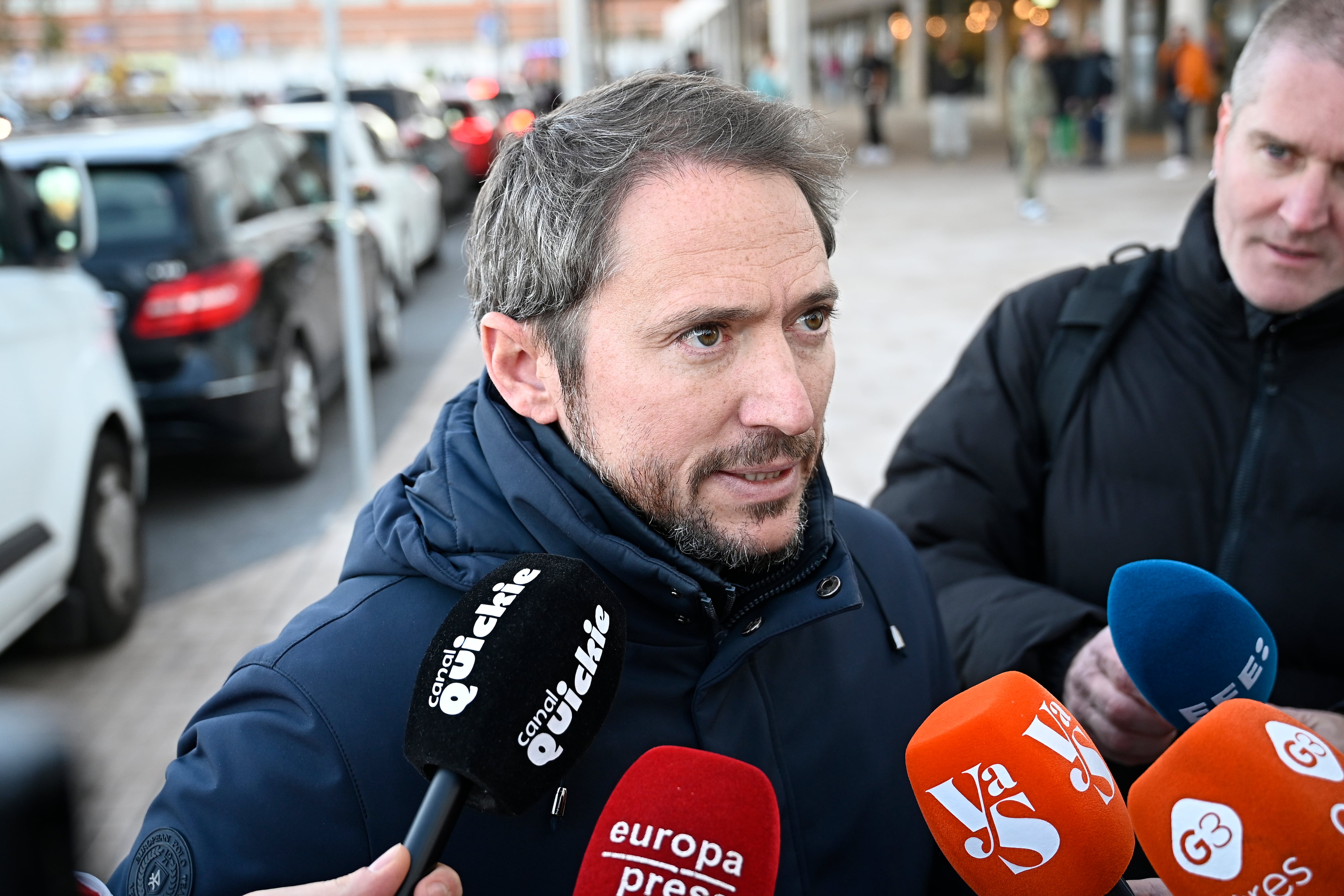 Manuel Martos, hijo de Raphael, visita a su padre en el Hospital 12 de Octubre de Madrid.