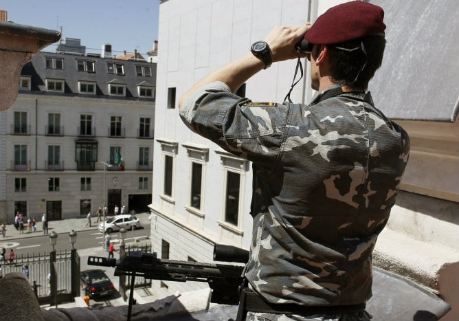 Un miembro del Grupo de Operaciones Especiales (GEO) vigila desde la azotea del Congreso de los Diputados este martes