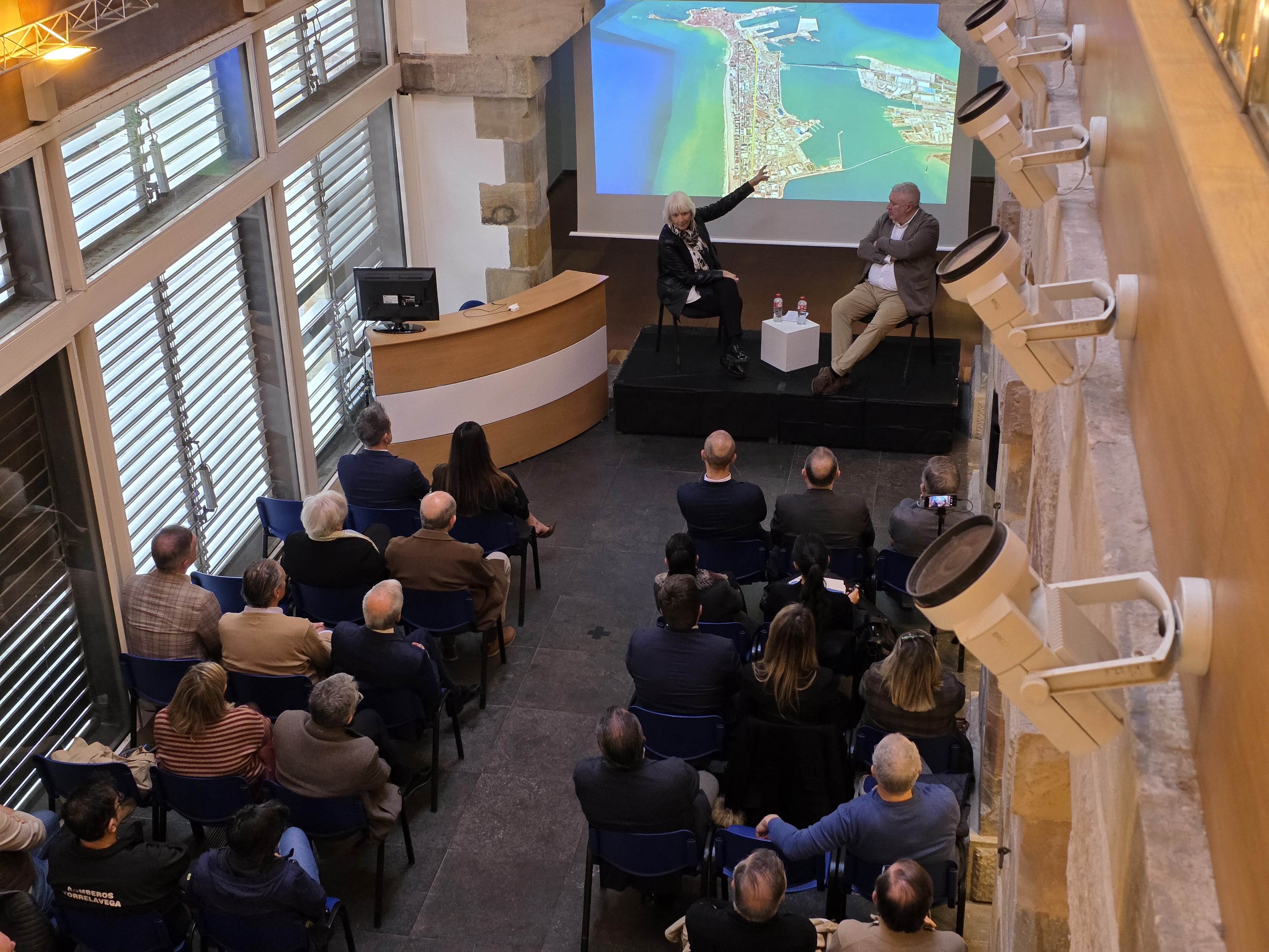 Teófila Martínez  ha protagonizado hoy una nueva edición de Besaya Futura en la sala Mauro Muriedas de Torrelavega.