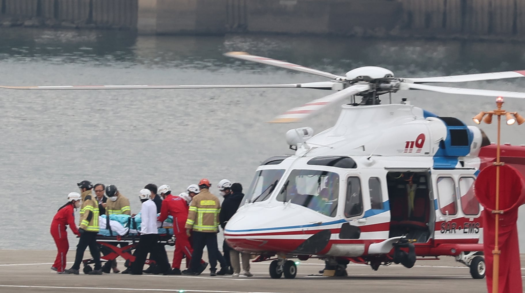 Lee Jae-myung, trasladado en helicóptero tras recibir la puñalada en el cuello.