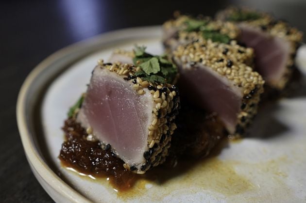 Tataki de atún rojo con kimchi caramelizado.