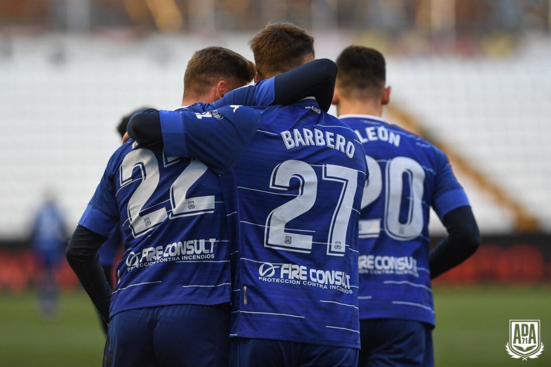 Jugadores del Alcorcón celebrando un gol