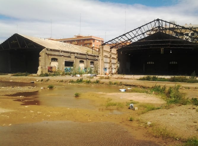 Aspecto que presenta el PAI del Camino Hondo del Grao a espaldas de las naves de Juan Verdeguer