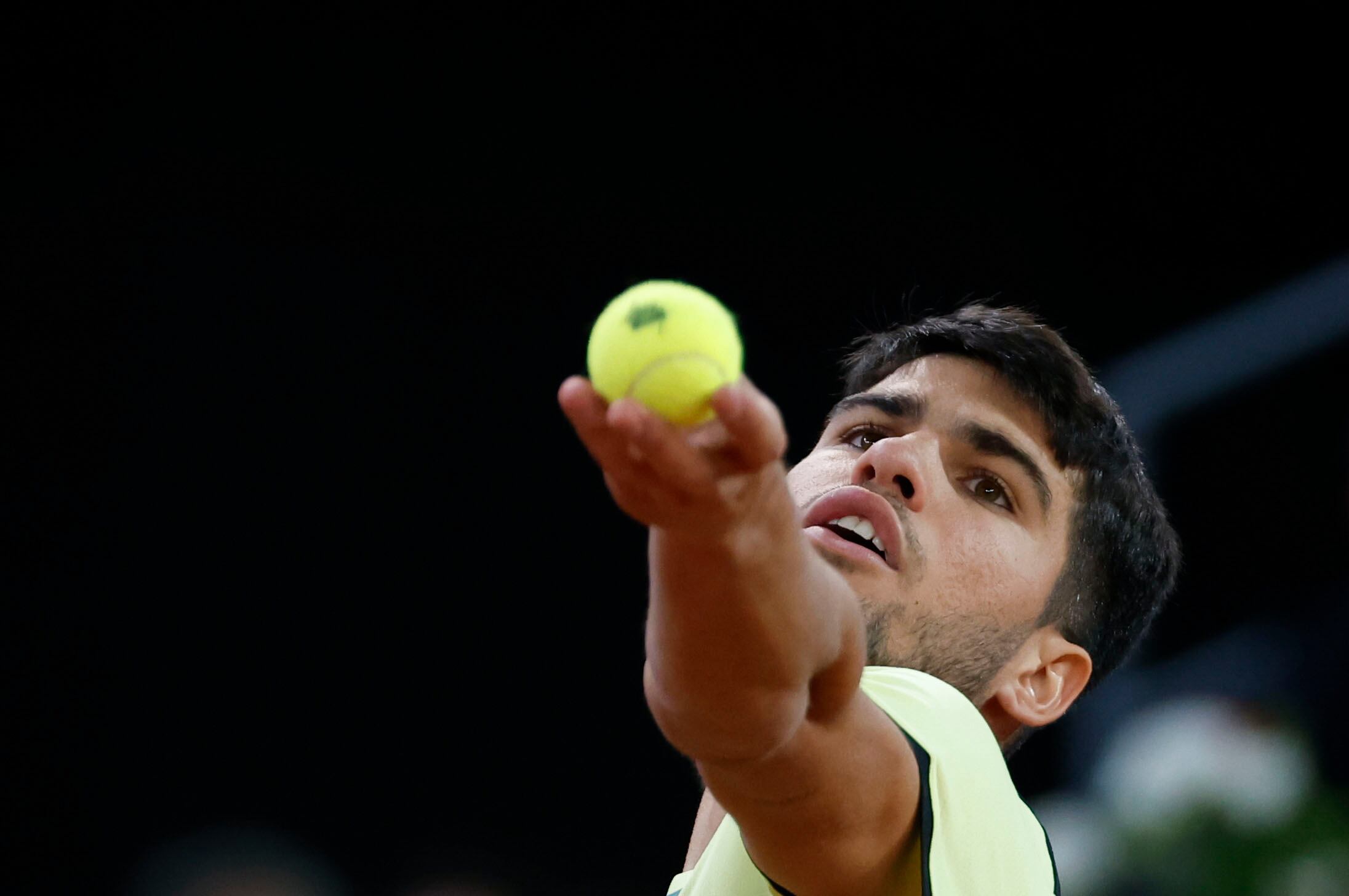 El tenista español Carlos Alcaraz durante el partido ante el ruso Andréi Rublev en cuartos de final del Mutua Madrid Open