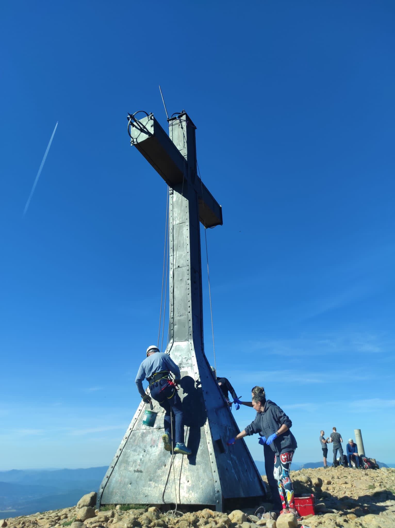 Miembros del Club de Escaladores del Pirineo y el ayuntamiento &quot;lavan la cara&quot; a la Cruz de Oroel