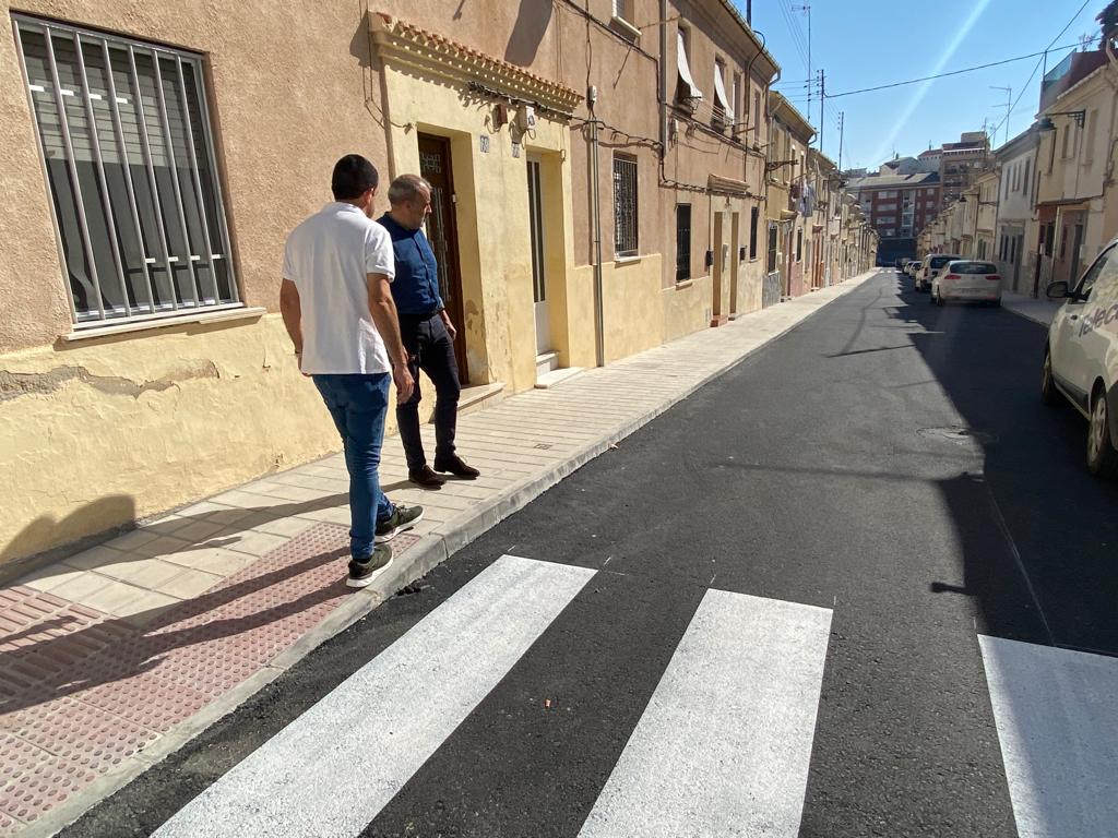 Antonio Francés, alcalde de Alcoy, y Jordi Martínez, vicealcalde y edil de Obras y Servicios, visitan una de las calles de Els Clots que ha estado reformada en la tercera fase.