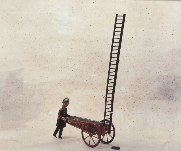 Bombero (1905) es uno de los juguetes que forman parte de la exposición &quot;La Infantil&quot; que podemos visitar en el Torreón de Lozoya.