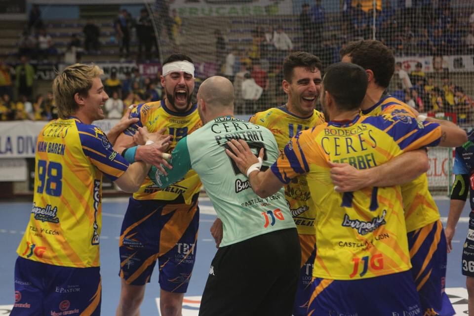 Los jugadores amarillos festejan el triunfo