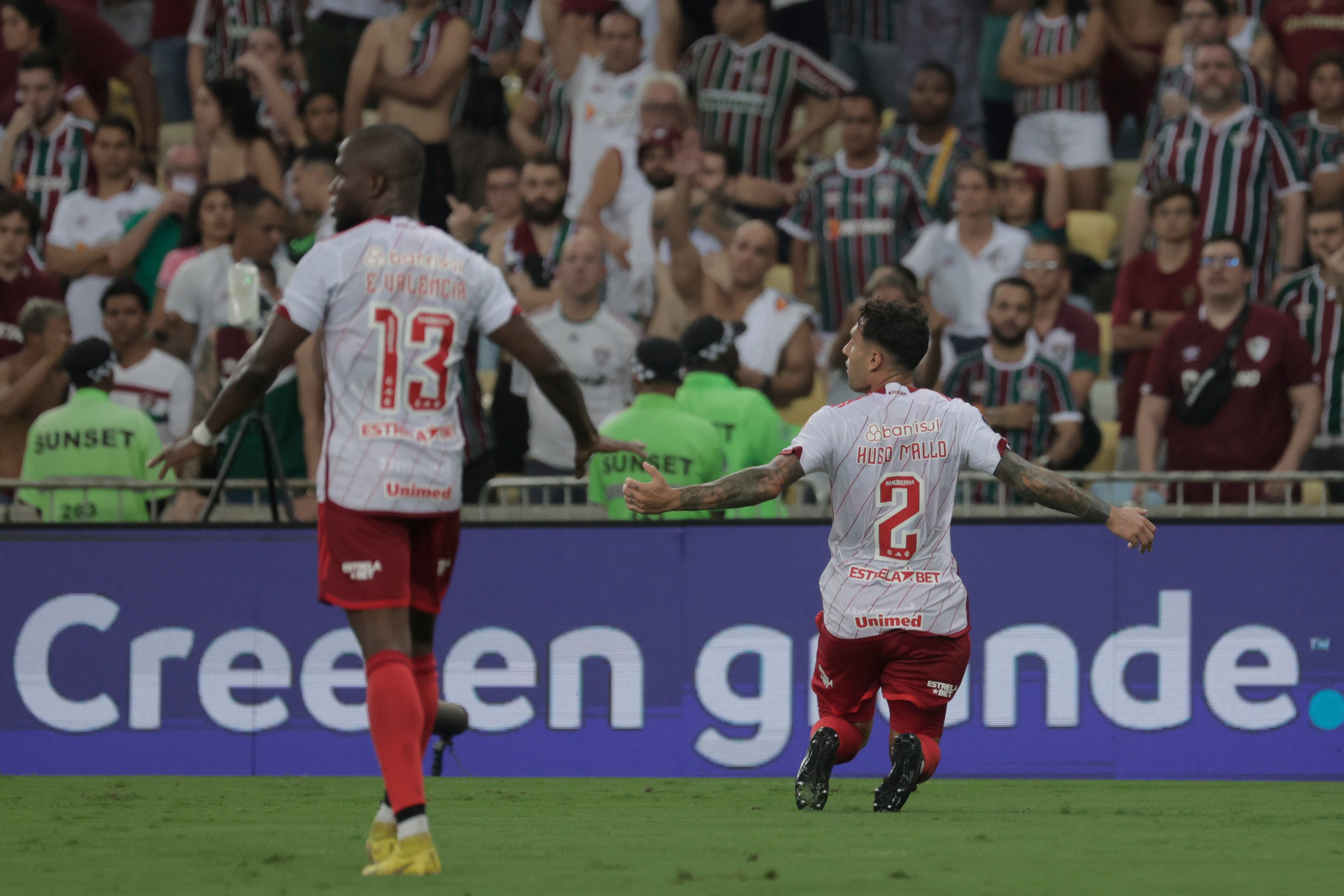 AME3091. RÍO DE JANEIRO (BRASIL), 27/09/2023.- Hugo Mallo (d) de Internacional celebra un gol hoy, en un partido de las semifinales de la Copa Libertadores entre Fluminense e Internacional en el estadio Maracaná?? en Río de Janeiro (Brasil). EFE/ Antonio Lacerda
